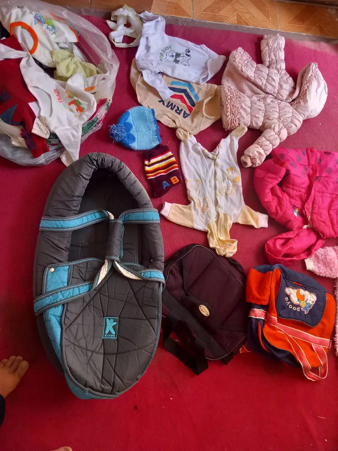 مقداری لوازم نوزادی|کفش و لباس بچه|شیراز, شریفآباد|دیوار