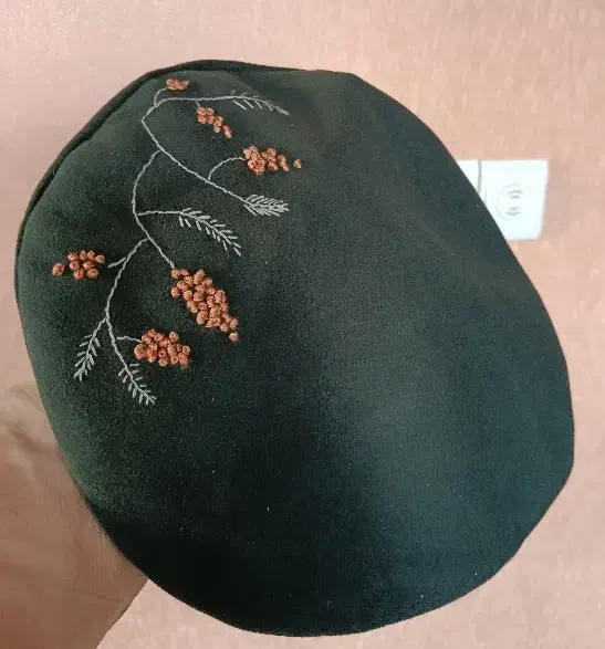 کلاه فرانسوی گلدوزی شده|لباس|اصفهان, امامزاده اسماعیل|دیوار