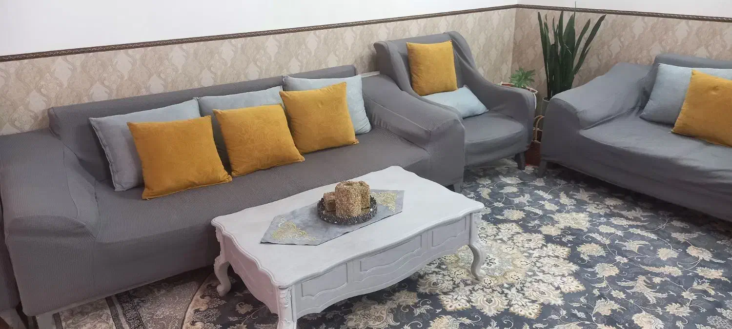 مبل در حد نو فقط ۴ میلیون با کاور و کوسن و میز|مبلمان خانگی و میز عسلی|کاشان, لتحر|دیوار