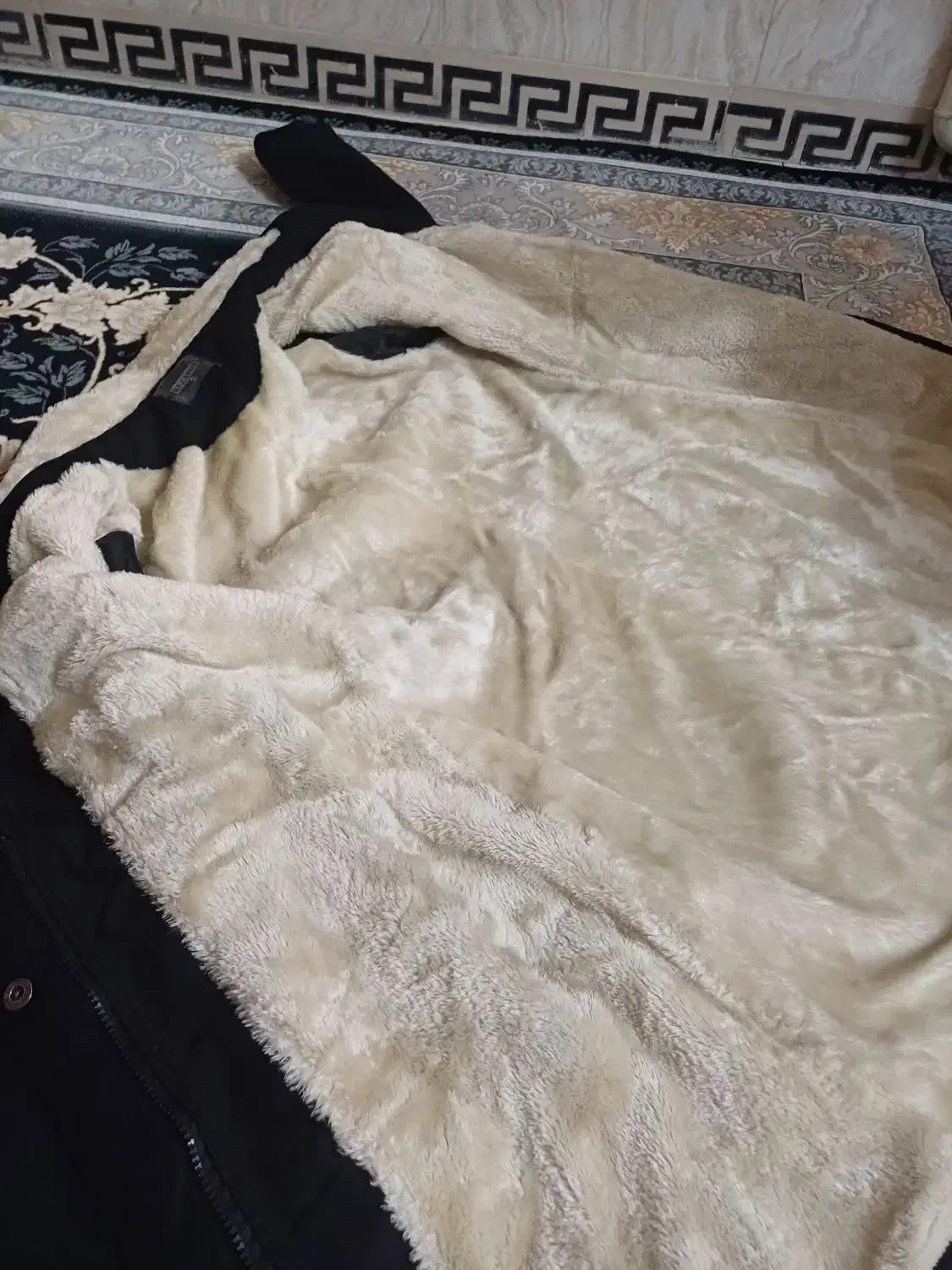 کاپشن، کلاه|لباس|ملارد, |دیوار