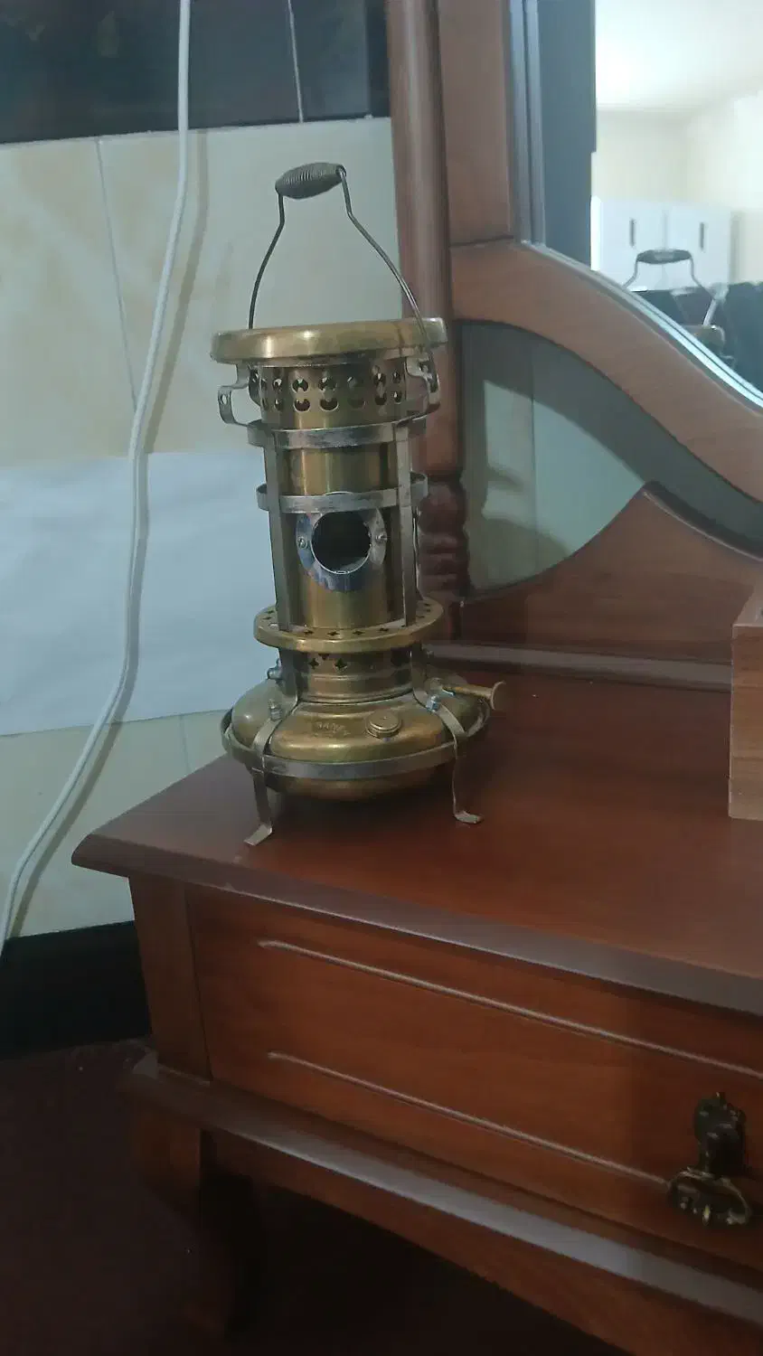 چراغ برنجی|کلکسیون اشیاء عتیقه|بروجرد, |دیوار