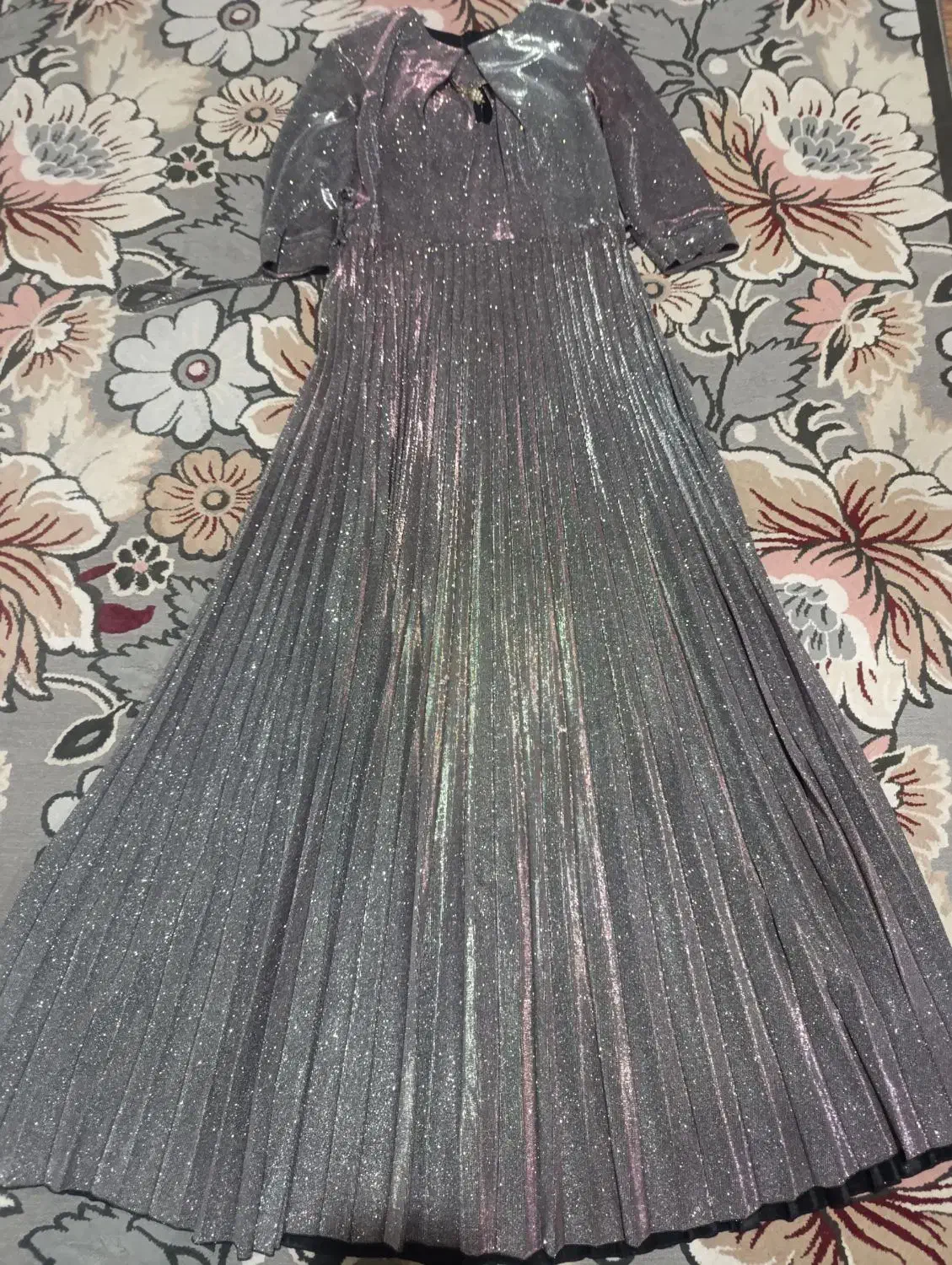 لباس مجلسی|لباس|اقبالیه, |دیوار