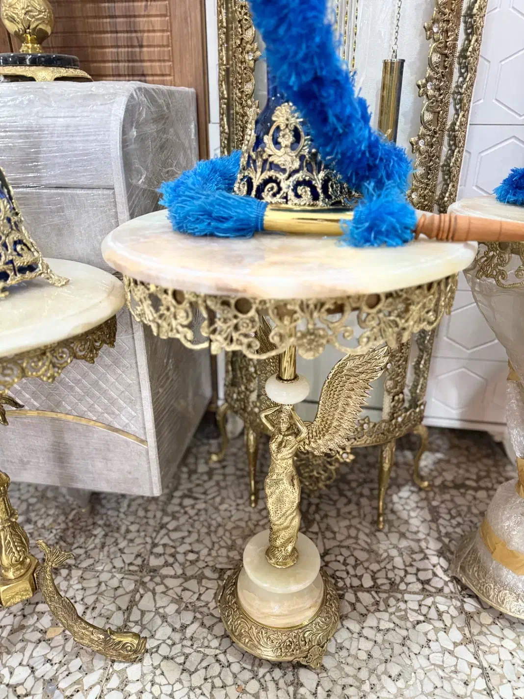 میز برنجی‌|کلکسیون اشیاء عتیقه|الیگودرز, |دیوار