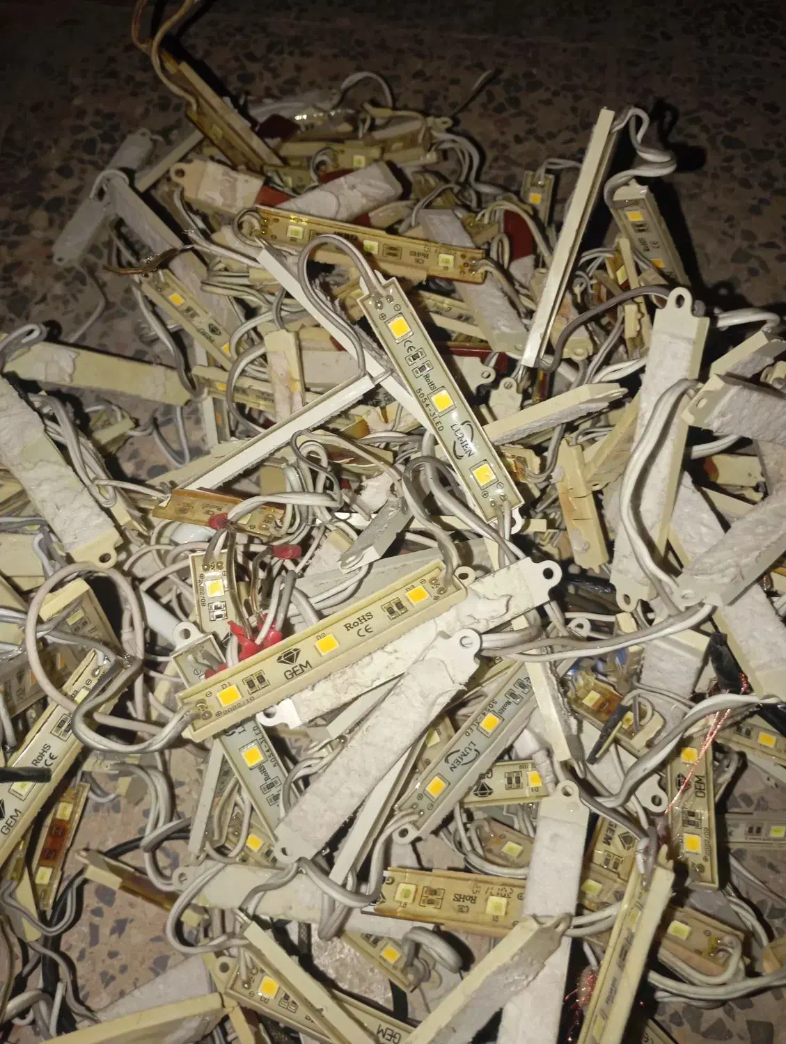 لامپ ال ای دی بلوکی  تعداد بالا|لامپ و چراغ|شاهین‌شهر, شهرک گلدیس|دیوار