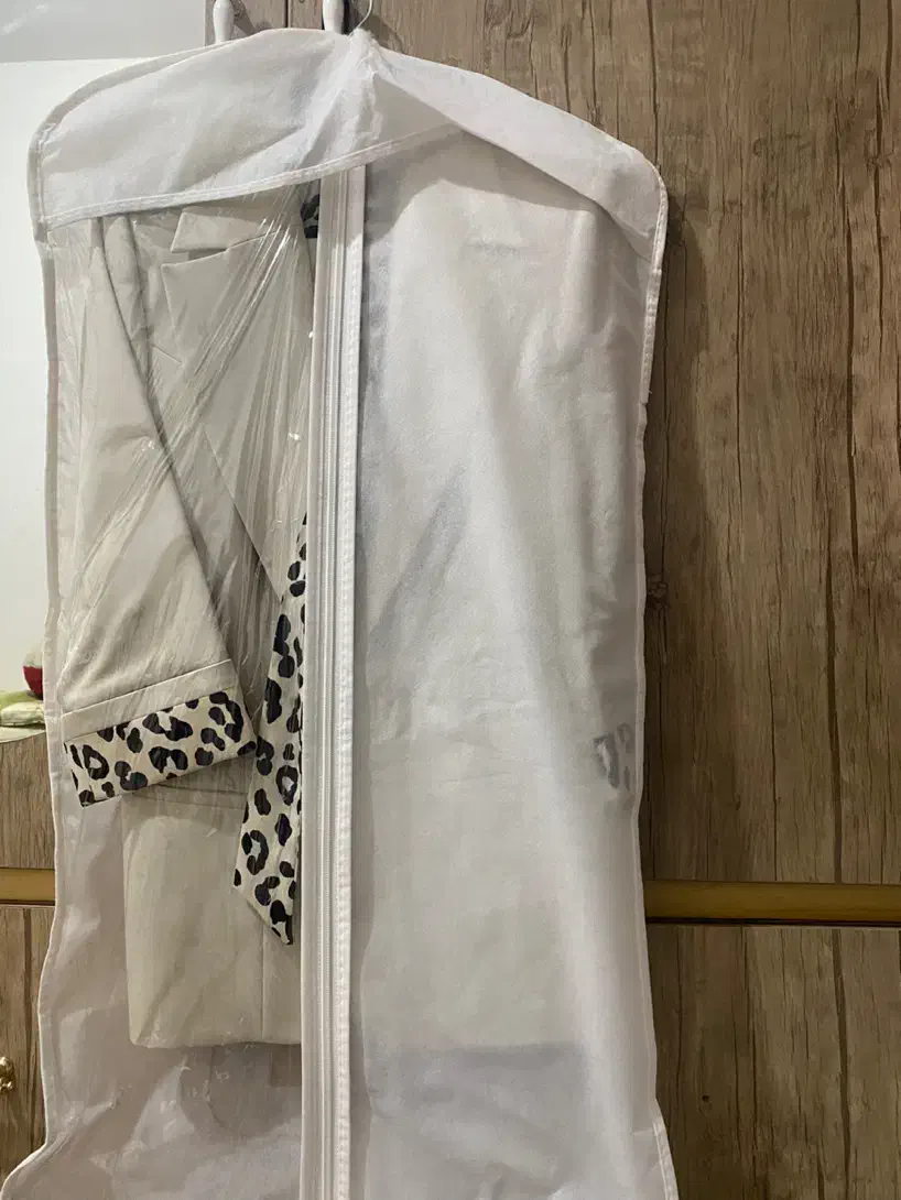 کت وشلواروشومیز|لباس|سورک, |دیوار