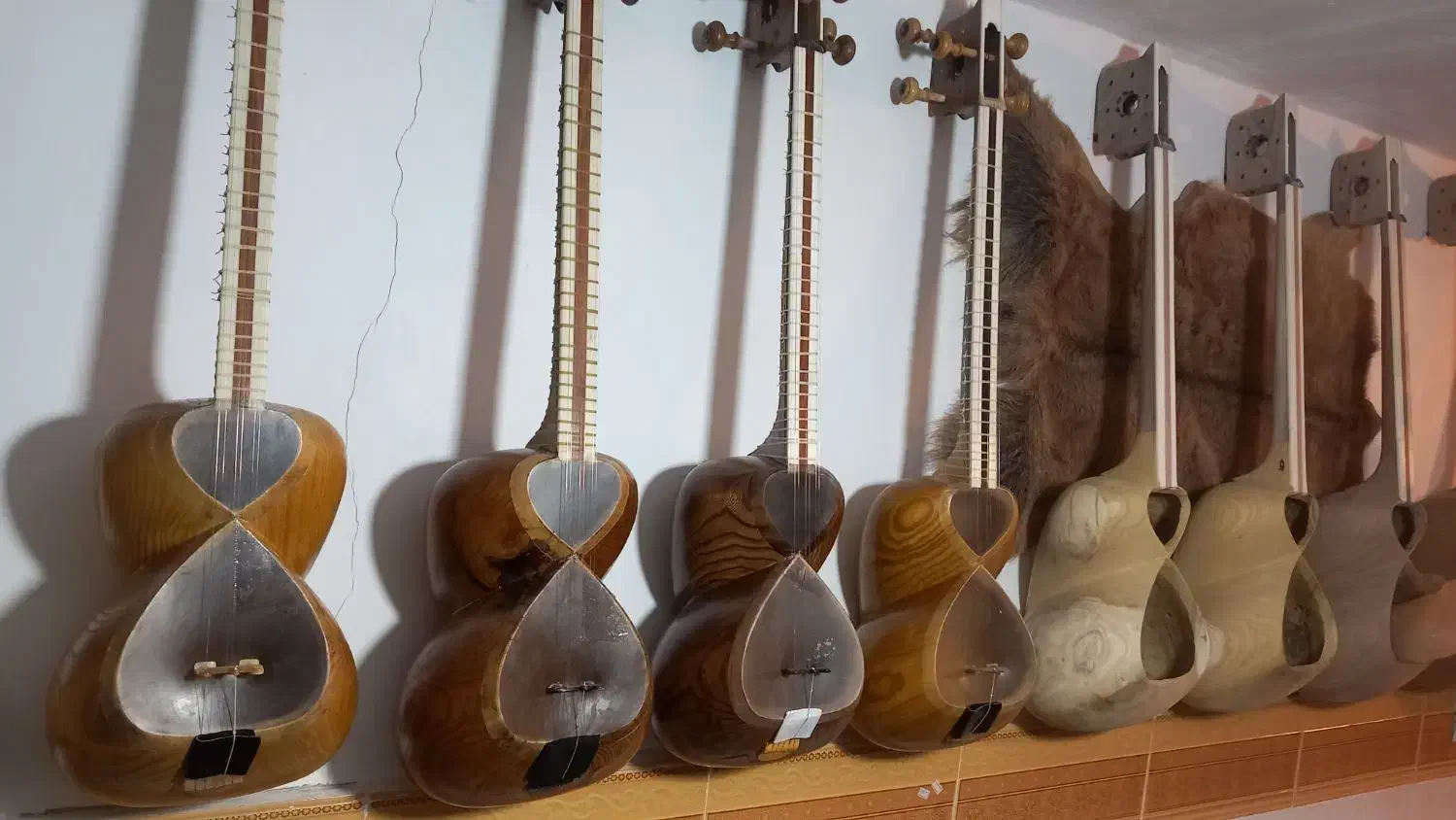 تار الگو یحیی|سازهای سنتی|ملایر, |دیوار