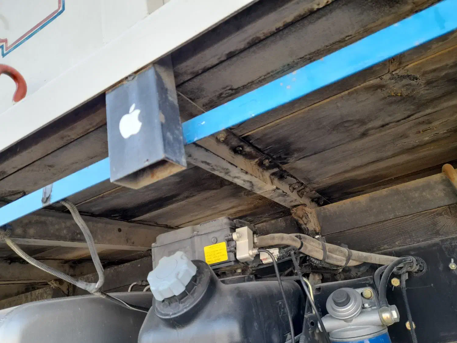 اتاق باری چوبی با روکش فلزی در حد نو|خودرو سنگین|آباده, |دیوار