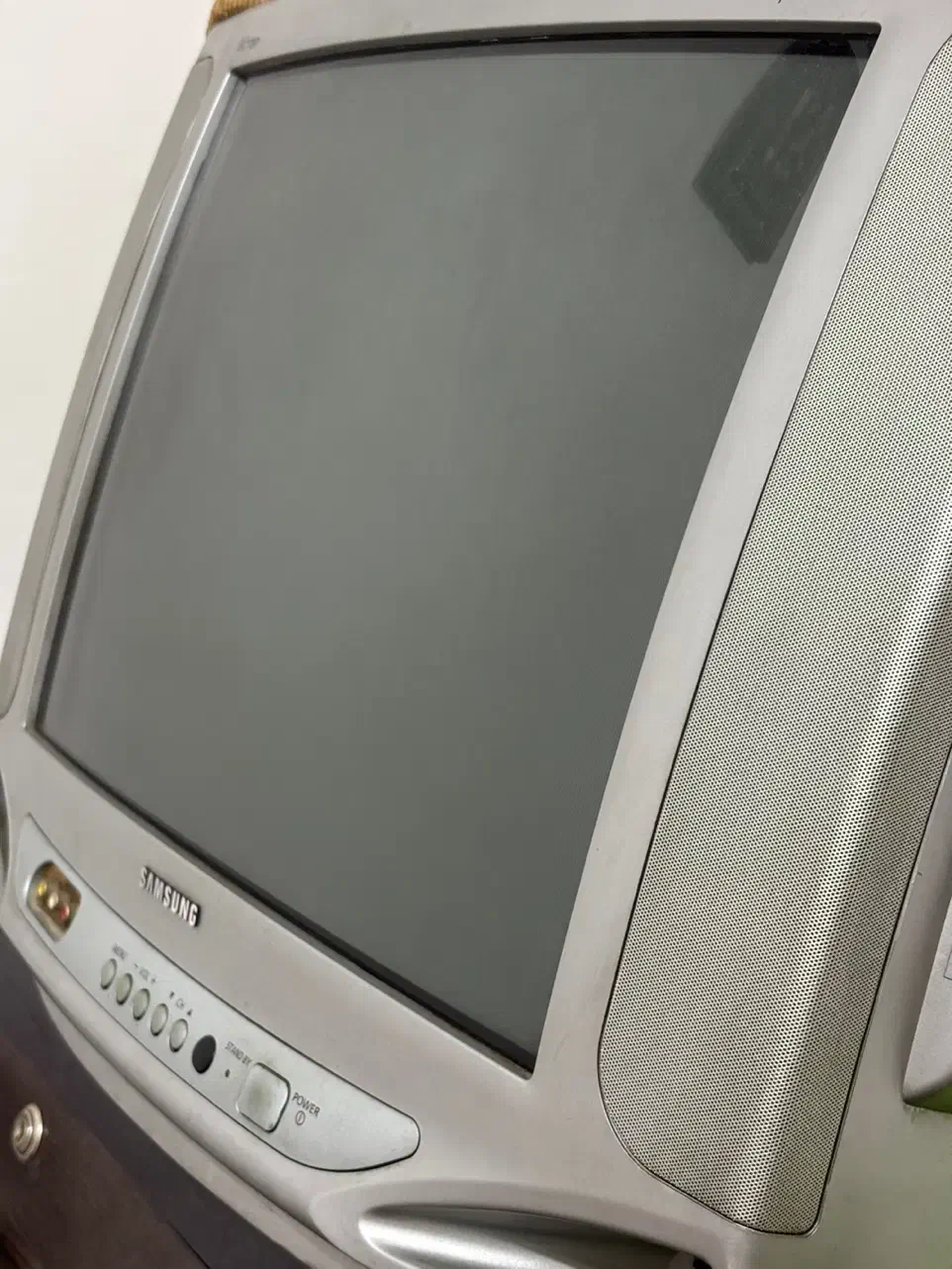 تلوزیون۲۱ اینچ سامسونگ|تلویزیون و پروژکتور|رشت, نیروی دریایی|دیوار