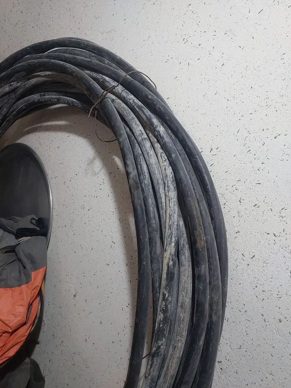 کابل ۳ فاز|ماشین‌آلات صنعتی|شبانکاره, |دیوار