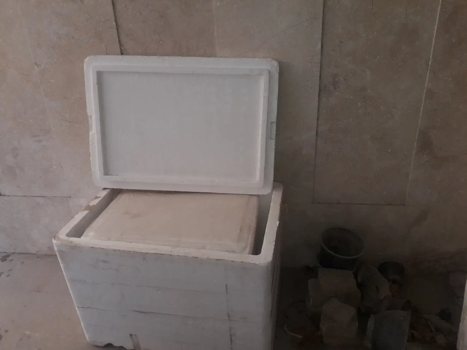 یخدان بزرگ و متوسط|ظروف نگهدارنده، پلاستیکی، یک‌بارمصرف|تهران, آبشار تهران (دریاچه)|دیوار