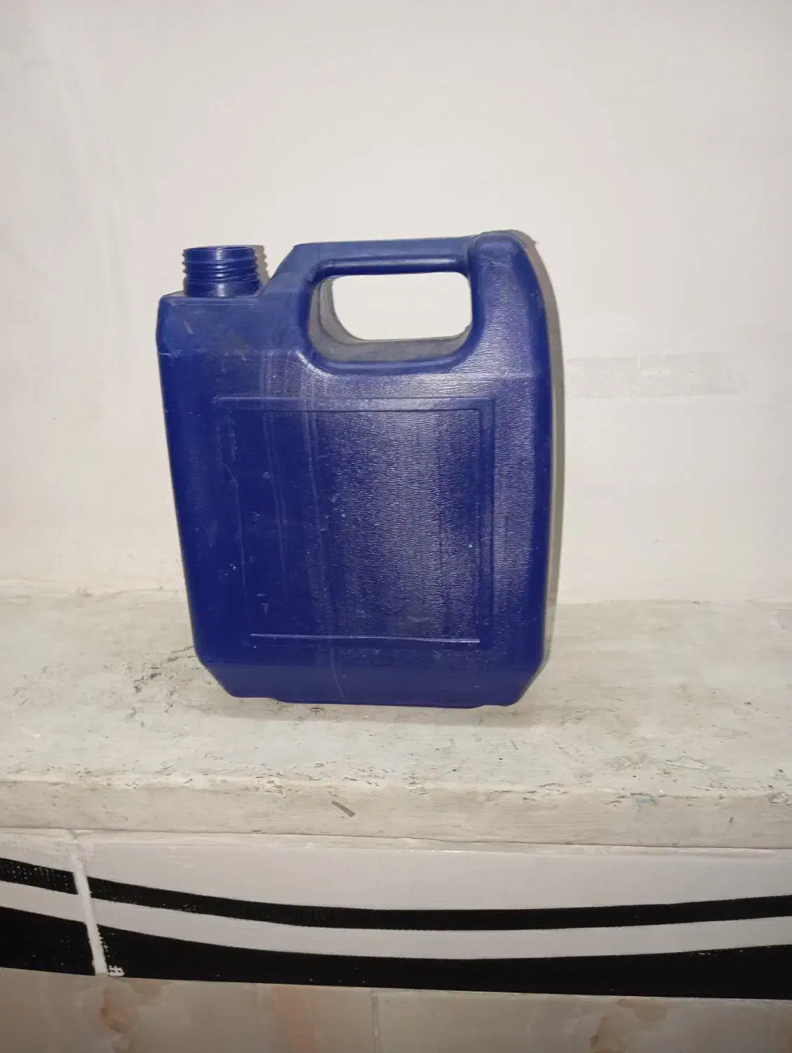 چهار لیتری|ظروف نگهدارنده، پلاستیکی، یک‌بارمصرف|بومهن, |دیوار