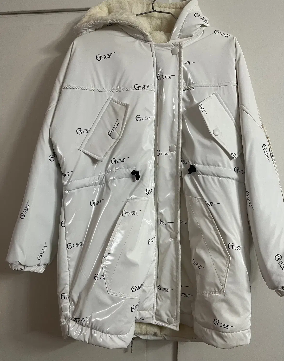 کاپشن|لباس|قم, باجک یک|دیوار