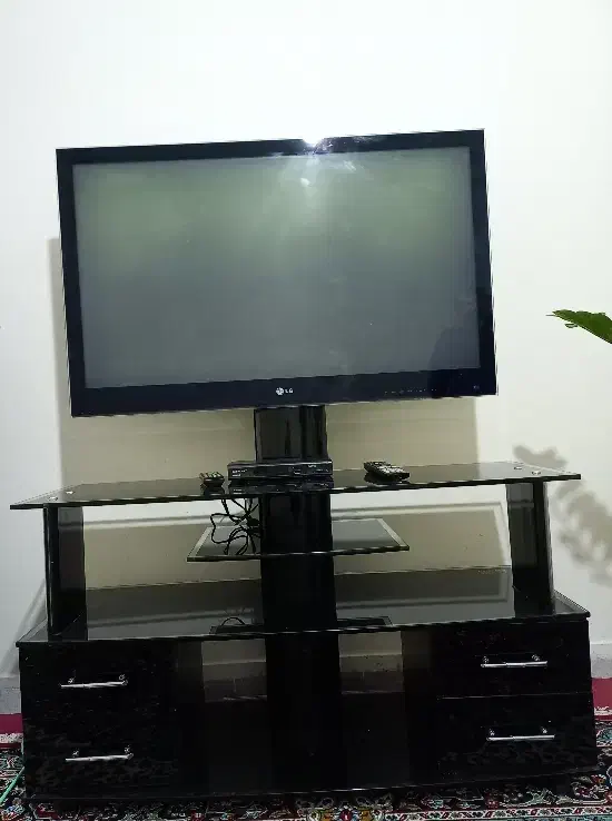 تلویزیون ۴۲ اینچ LG و میز ودستگاه دیجیتال|تلویزیون و پروژکتور|ایلام, |دیوار
