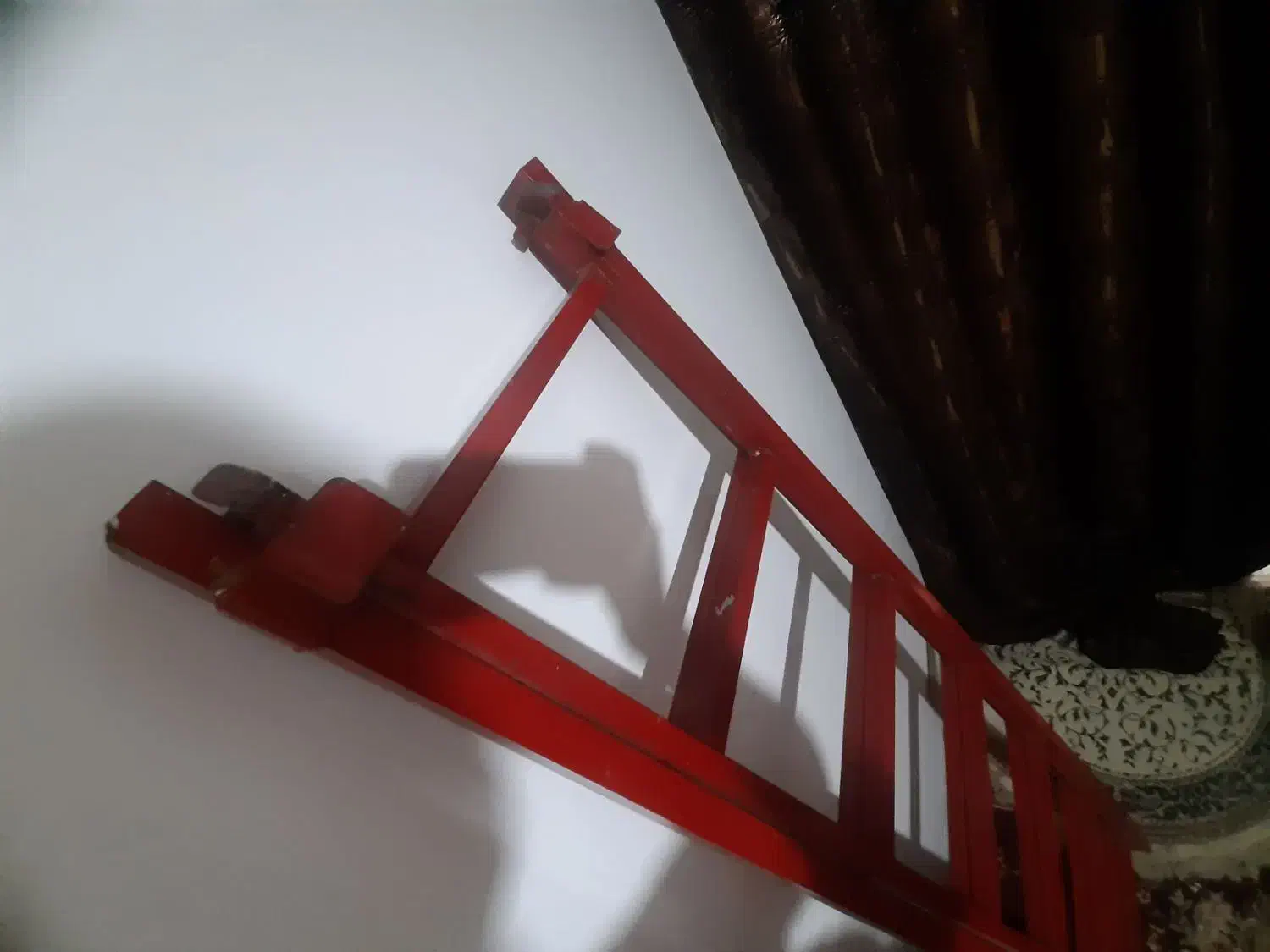 نردبان چهارده پله ای|ابزارآلات|مشهد, هفت تیر (آب و برق)|دیوار