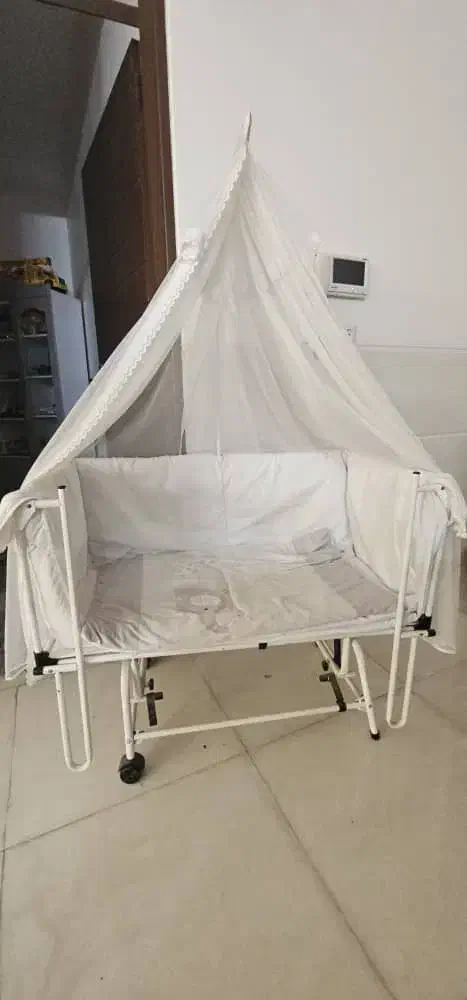 گهواره کنار تختی مادر|تخت و صندلی بچه|یزد, |دیوار