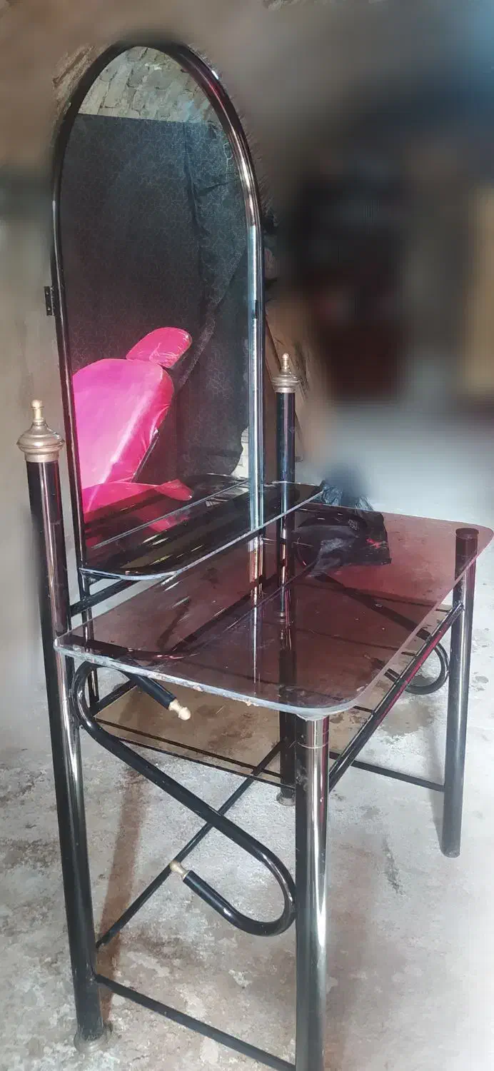 صندلی و آینه|آرایشگاه و سالن‌های زیبایی|زبرخان, |دیوار