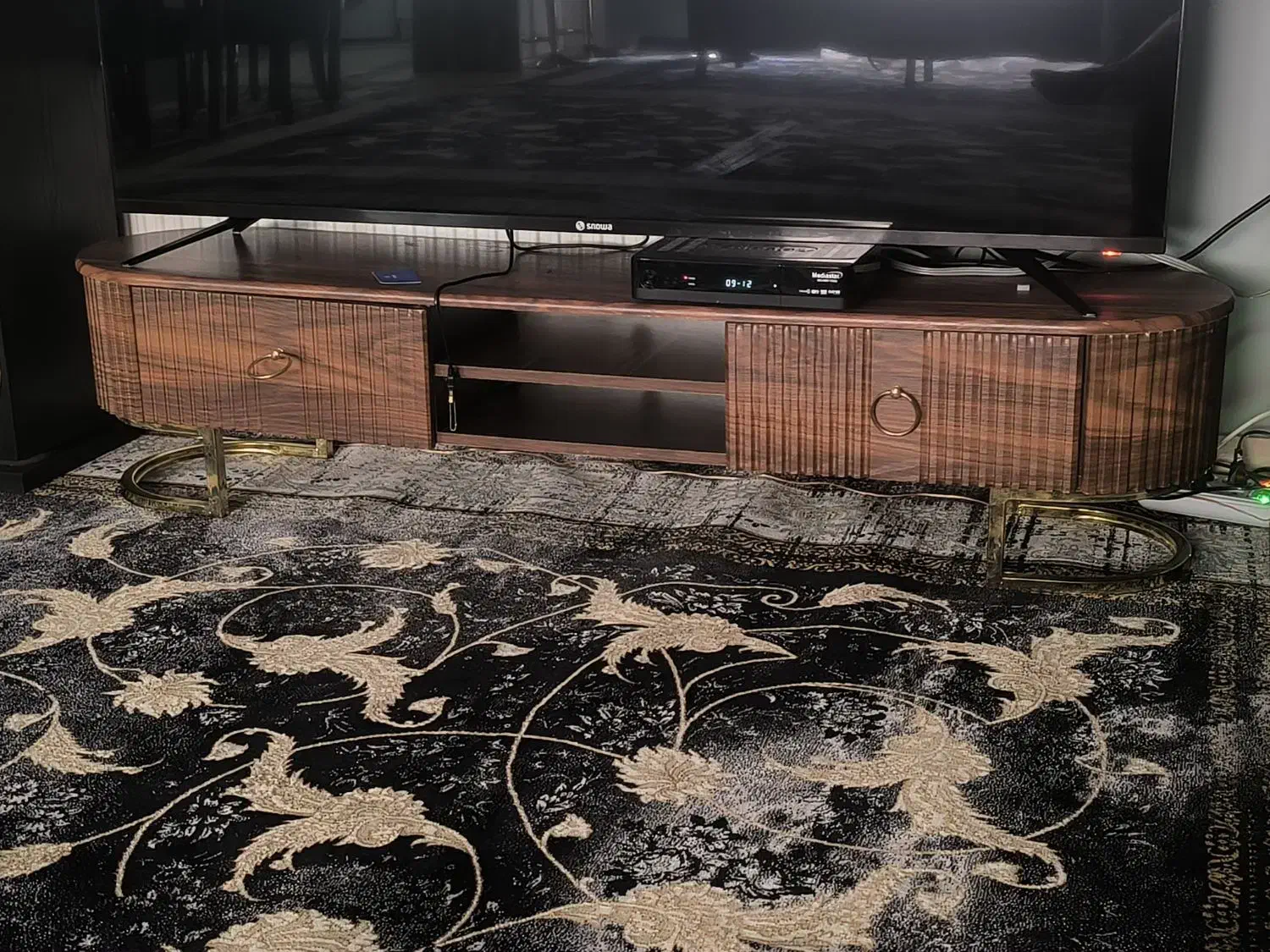 میز تلویزیون|میز تلویزیون|پرند, فاز ۳|دیوار