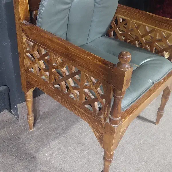 منبر چوبی با پشتی نرم|صندلی و نیمکت|اردکان, |دیوار