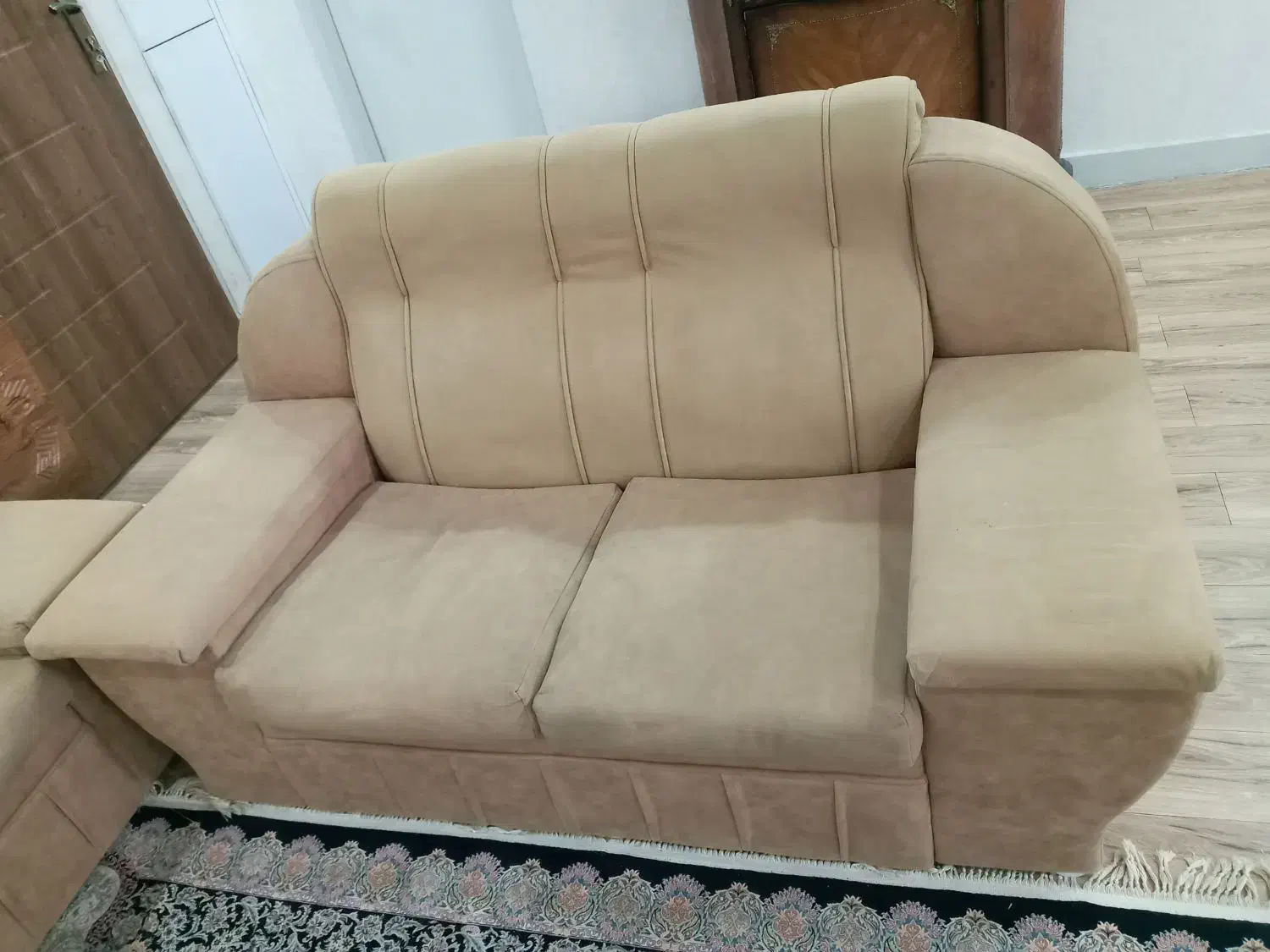 مبل۷نفره کرم رنگ۳تومن.نیم ست سرمه ایی ومیزش۳|مبلمان خانگی و میز عسلی|کرج, حیدرآباد|دیوار