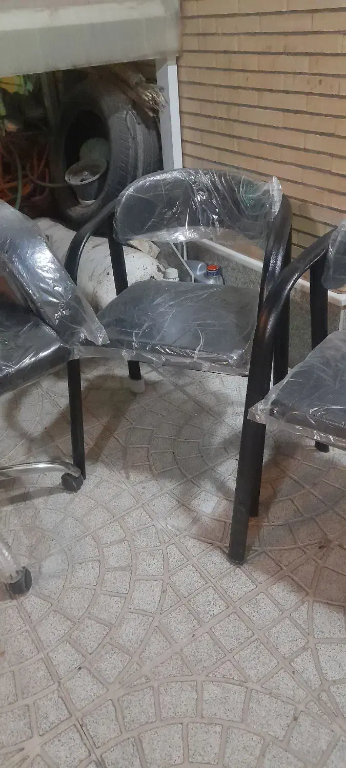 صندلی و تابلو نئون مرغ پرتئنی|فروشگاه و مغازه|تبریز, |دیوار