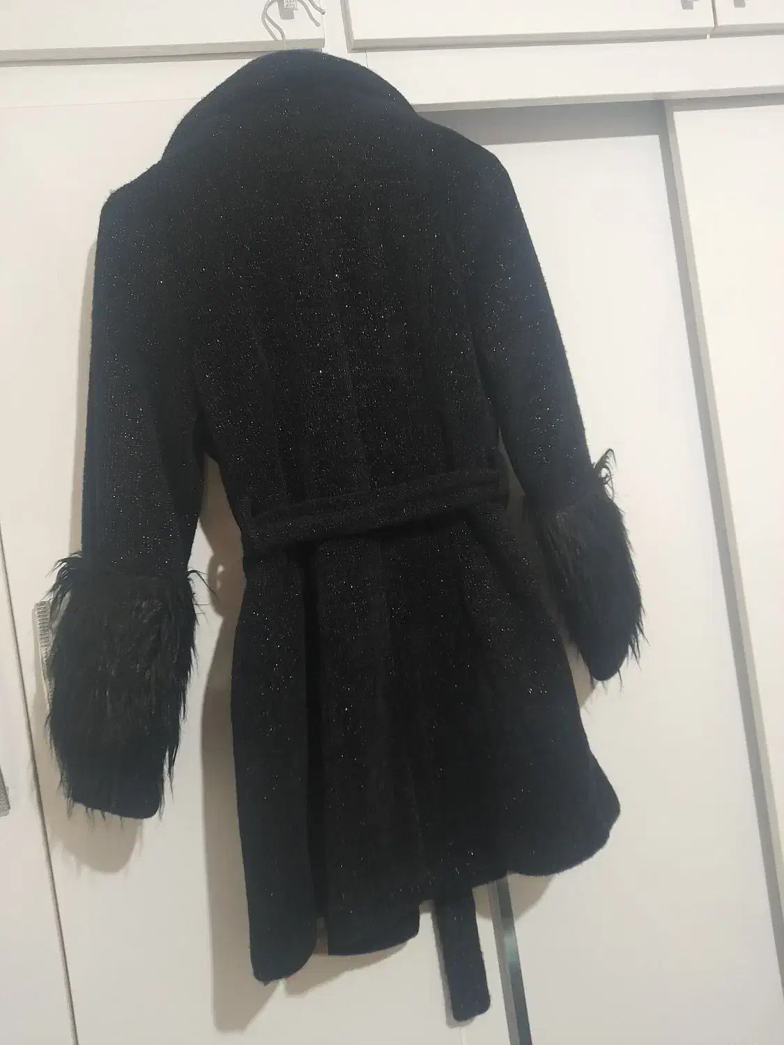 پالتو|لباس|اهر, |دیوار