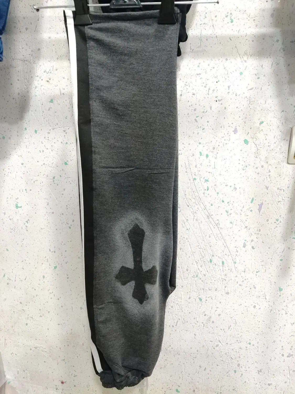 شلوارملانژ|لباس|کبودرآهنگ, |دیوار