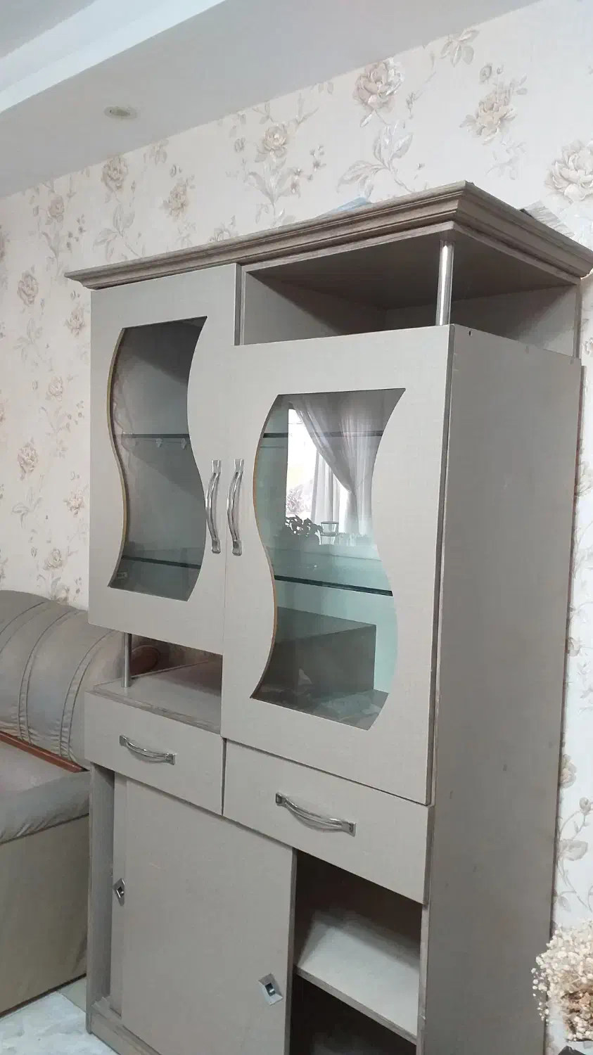 بوفه. دکور.|بوفه، ویترین، کنسول|رشت, شهرک قدس|دیوار