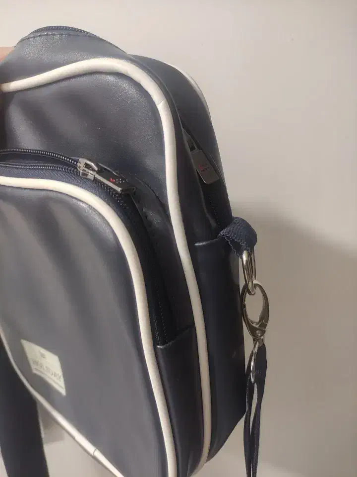 کیف دوشی برند holiday  تعطیلات|کیف، کفش، کمربند|میانه, |دیوار