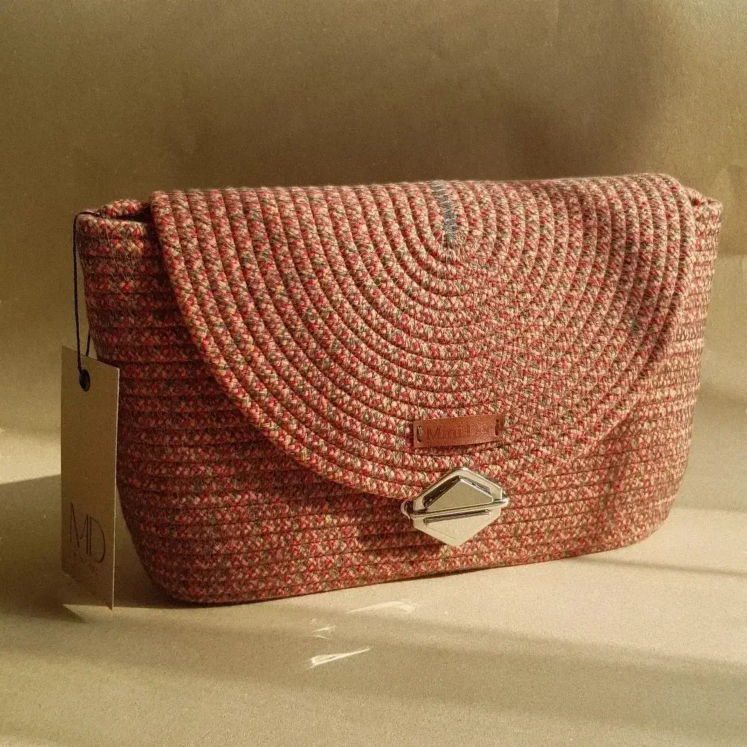 کیف قیطان پاییزی|کیف، کفش، کمربند|قم, چهل درخت‎|دیوار