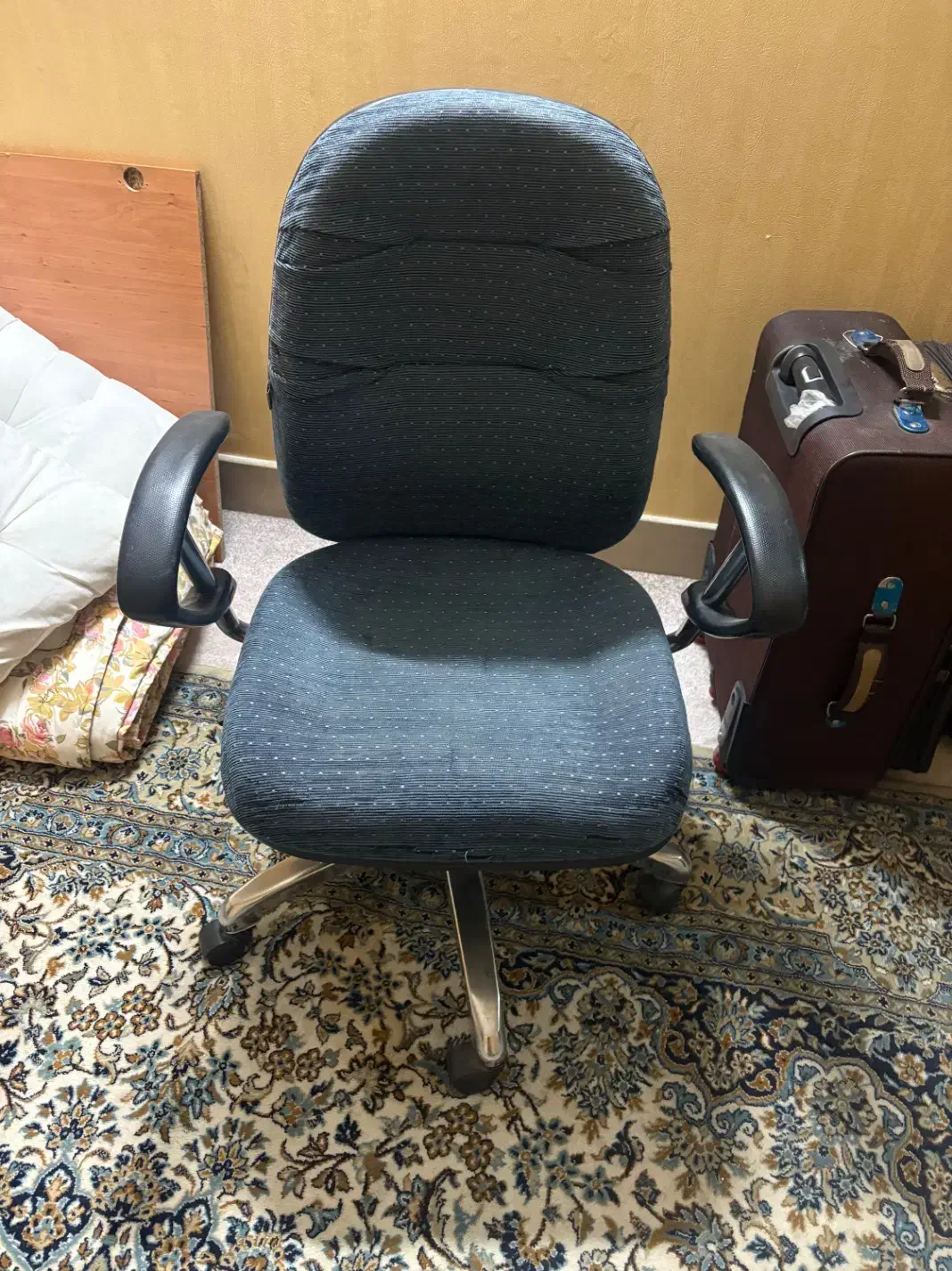 صندلی چرخشی|صندلی و نیمکت|اصفهان, سروستان|دیوار