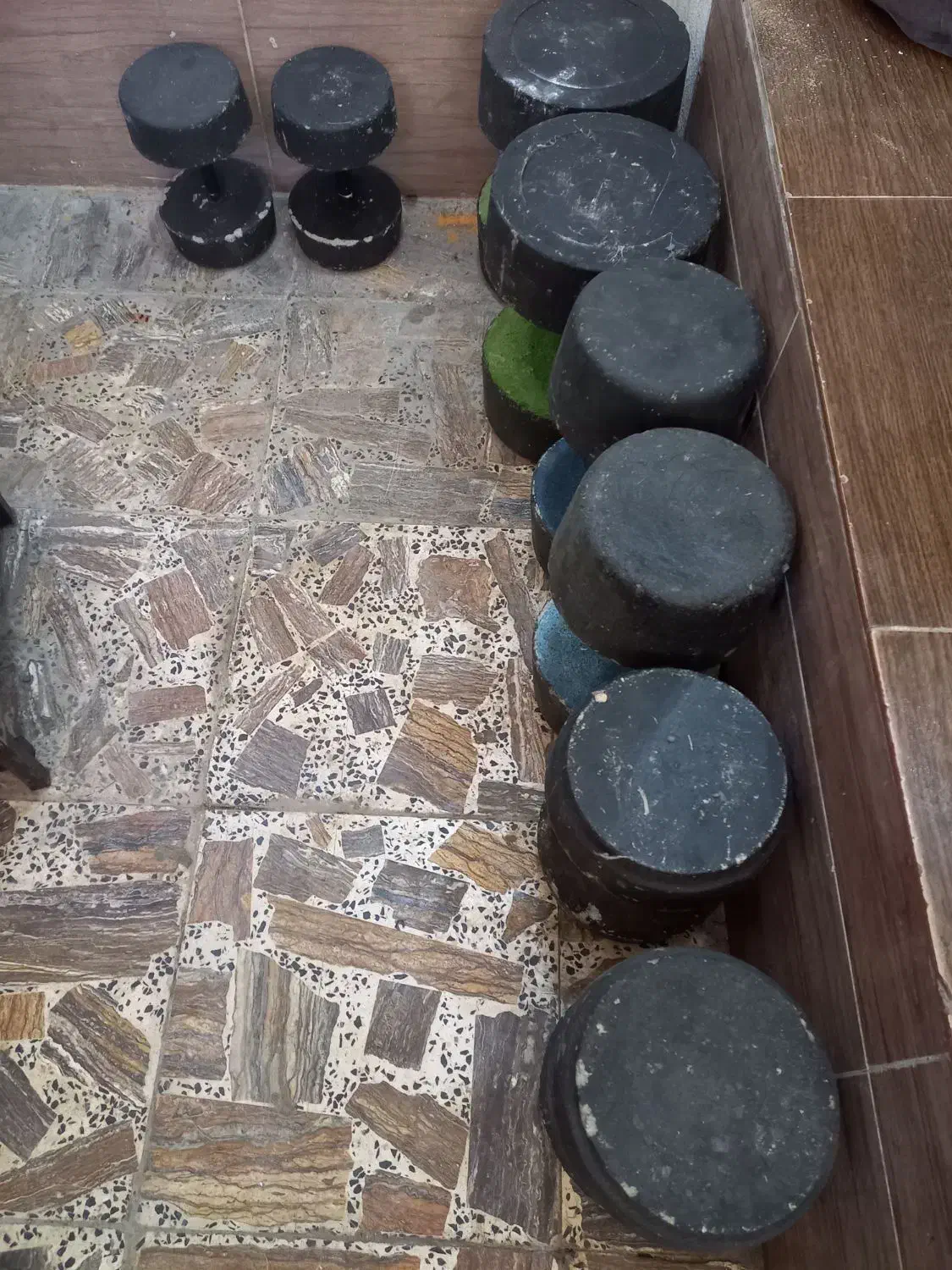 دمبل بتنی 20/ 15 / 7.5 / 5 کیلویی|تجهیزات ورزشی|رشت, آب آسیاب|دیوار