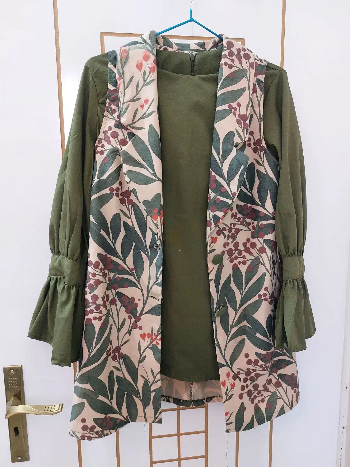 لباس|لباس|مشهد, هدایت|دیوار