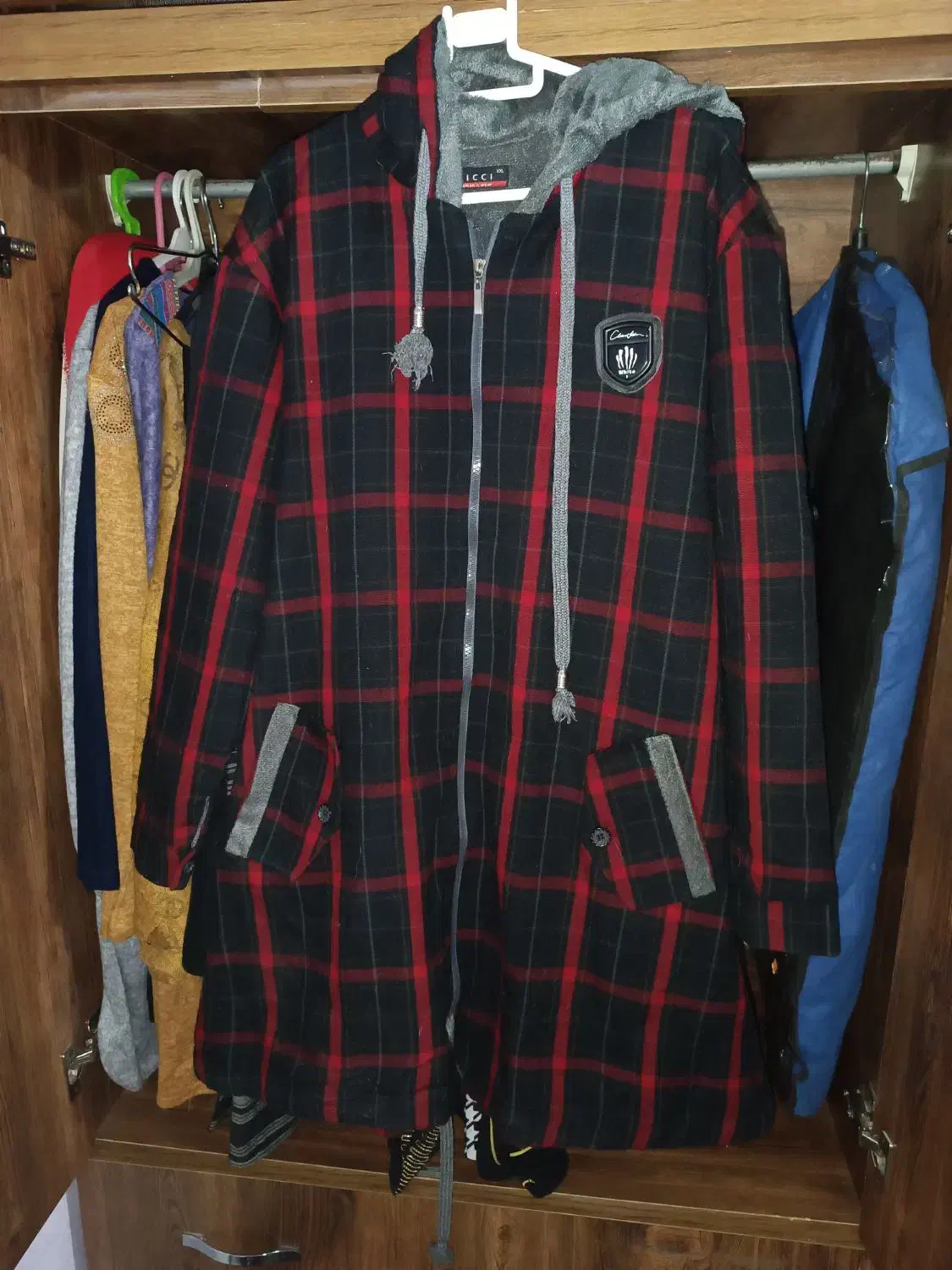 چند عدد کاپشن|لباس|ری, شهید غیوری (ابن باویه)|دیوار