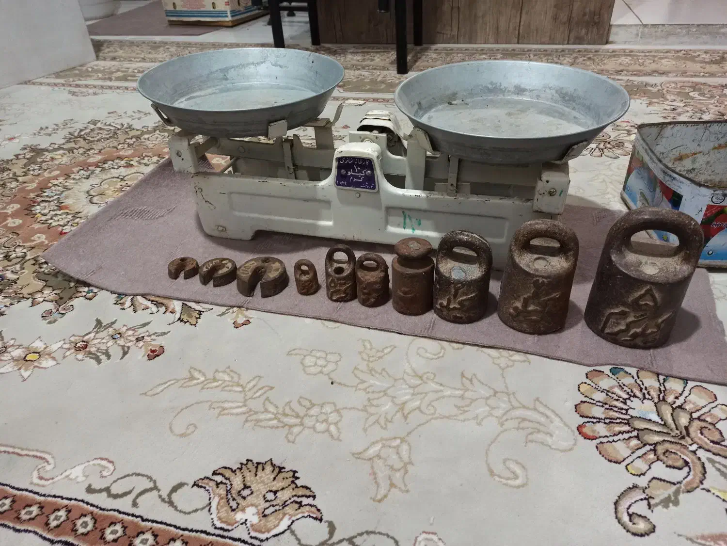 ترازو سنگی|کلکسیون اشیاء عتیقه|محمدیه-قزوین, |دیوار