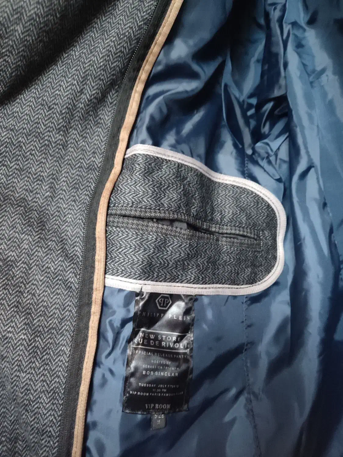 کاپشن|لباس|تهران, تختی|دیوار