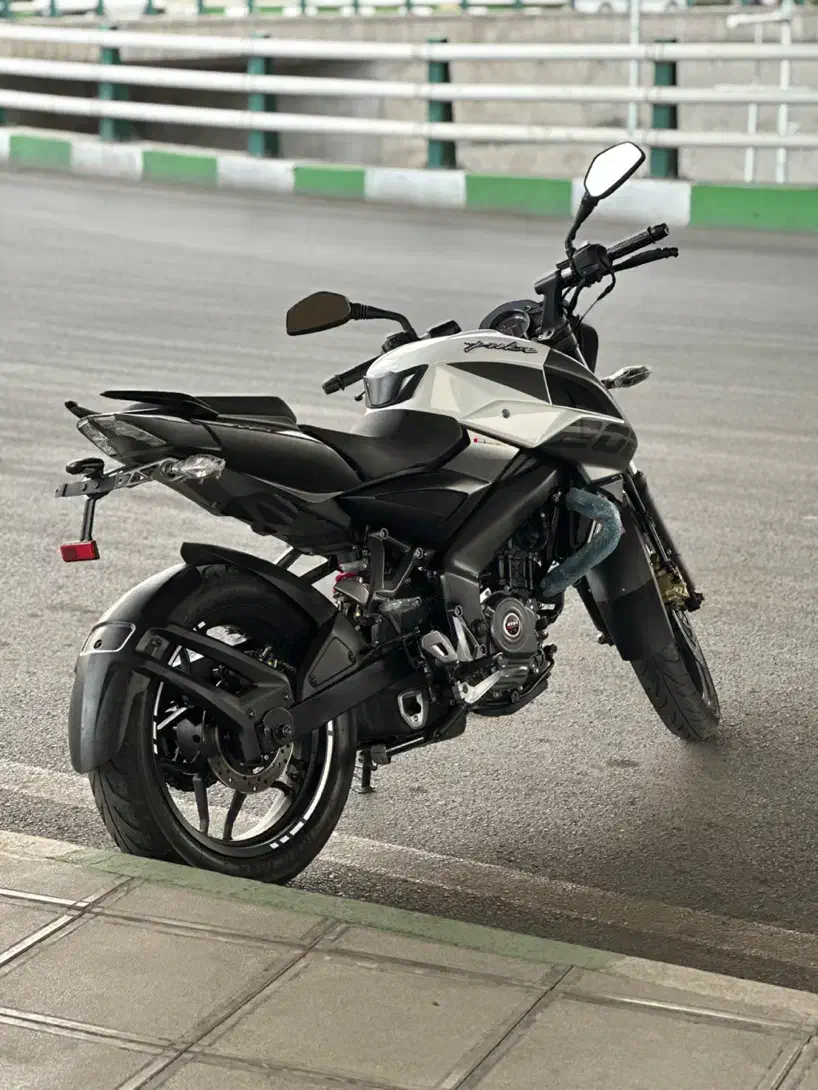 Ns 200 ان اس مدل ۱۴۰۰|موتورسیکلت|قم, بنیاد|دیوار