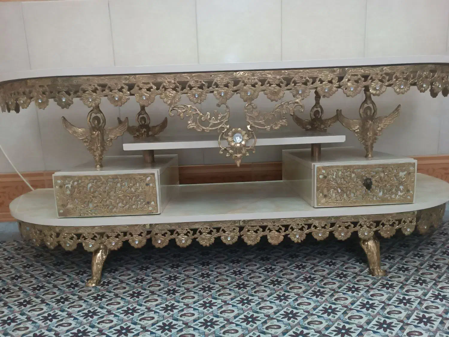 ویترین برنز،ساعت برنزی، آیینه شمعدان برنجی|کلکسیون اشیاء عتیقه|قنوات, |دیوار