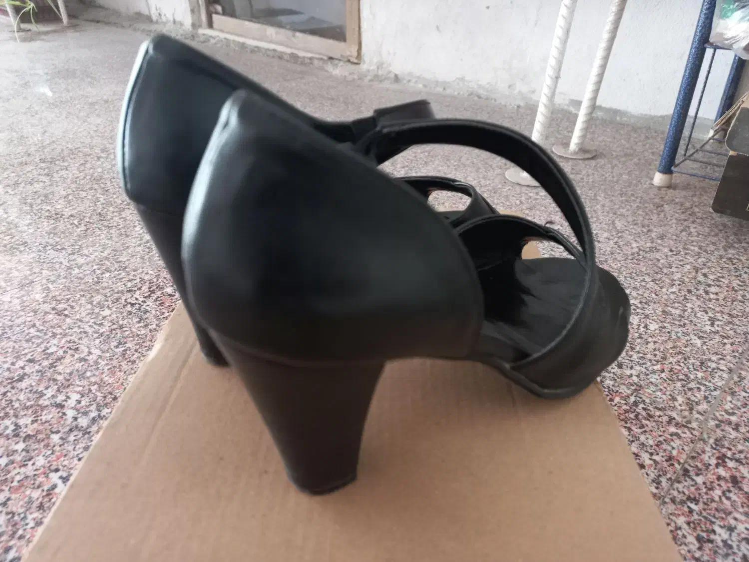 کفش|کیف، کفش، کمربند|بندر ترکمن, |دیوار