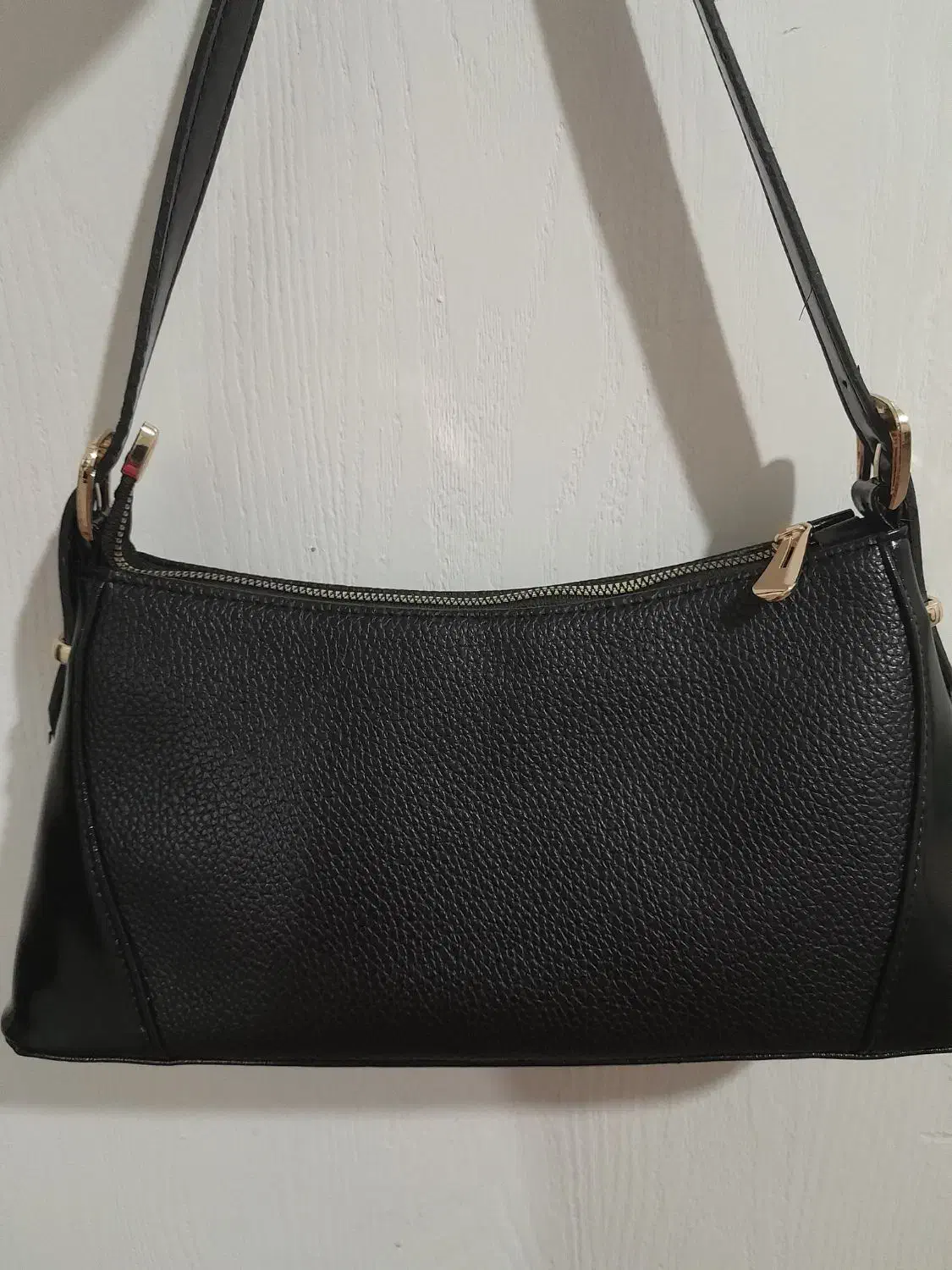 کیف دوشی زنانه|کیف، کفش، کمربند|قم, قلعه یزدیها|دیوار