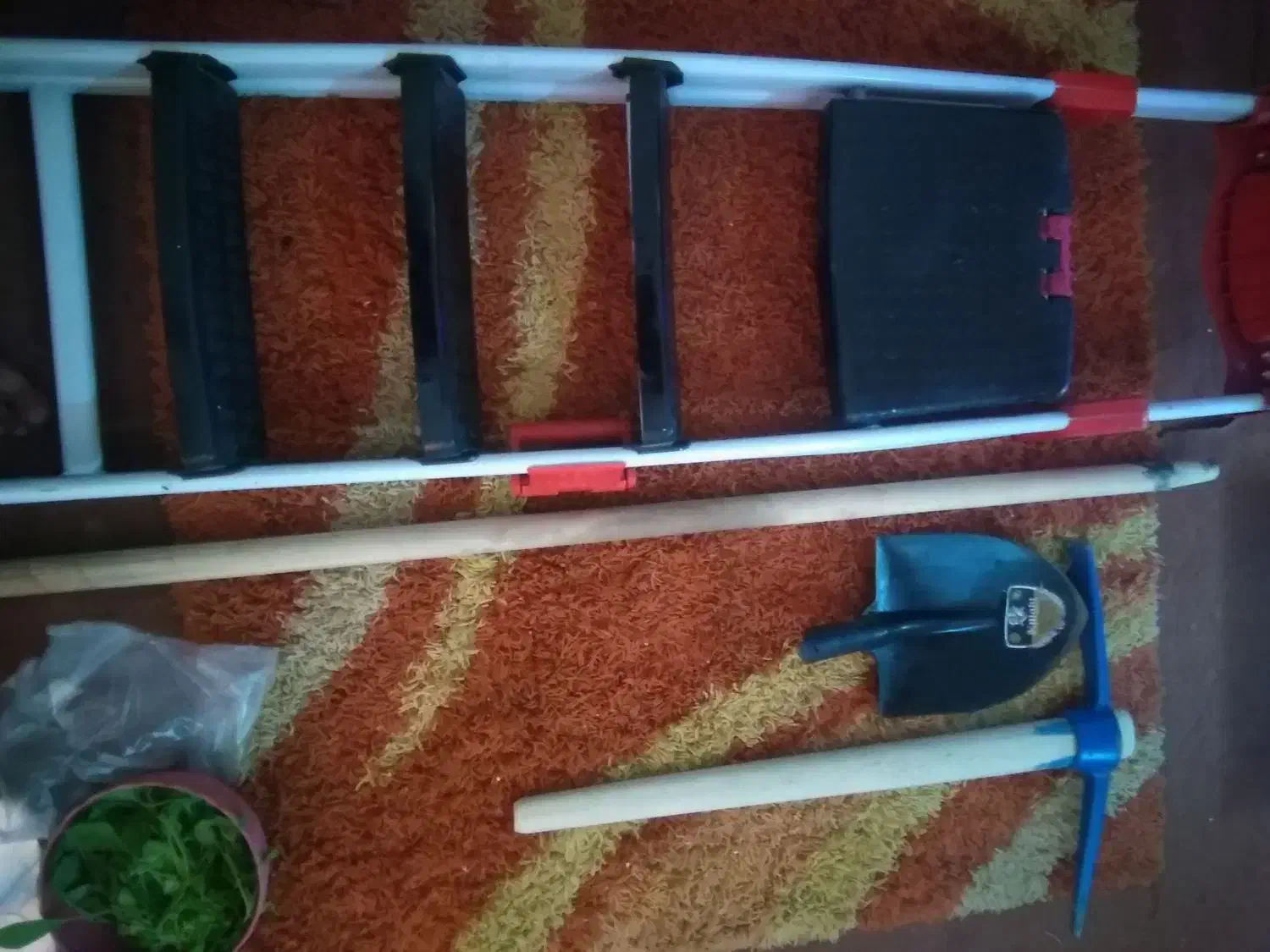 یه عدد کلنگ و پله و بیل نو نو|ابزارآلات|چغادک, |دیوار