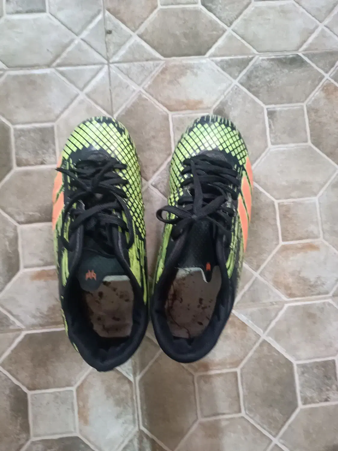 کفش فوتبالی|تجهیزات ورزشی|اقبالیه, |دیوار