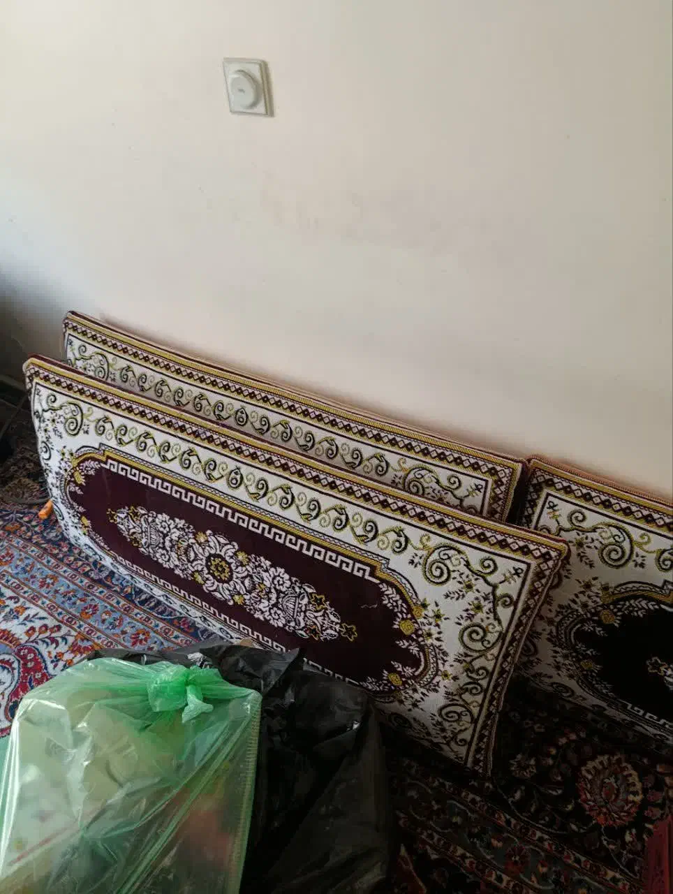 پشتی درجه یک|پشتی|دماوند, گیلاوند|دیوار