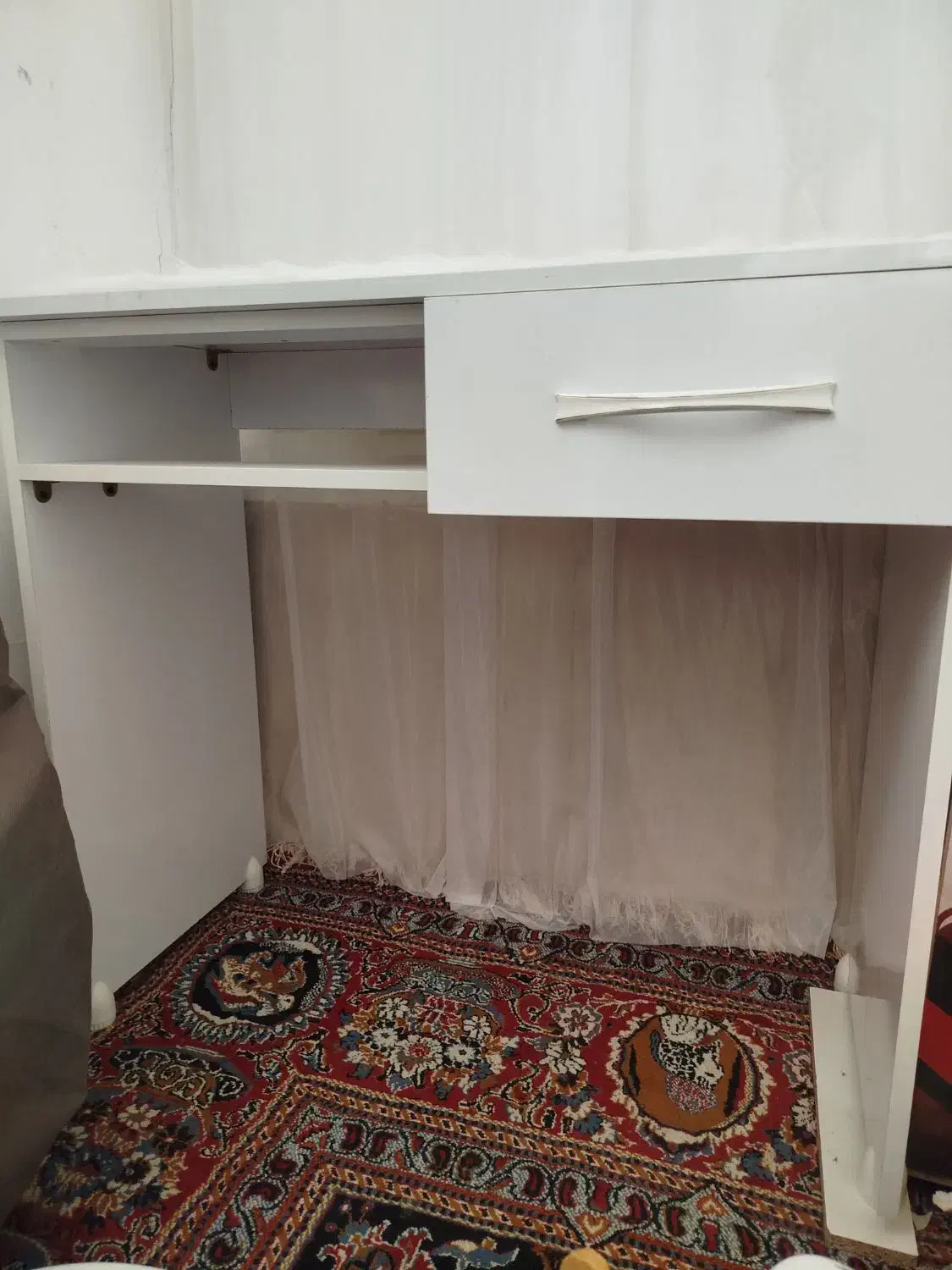 میز|آرایشگاه و سالنهای زیبایی|کاشمر, |دیوار