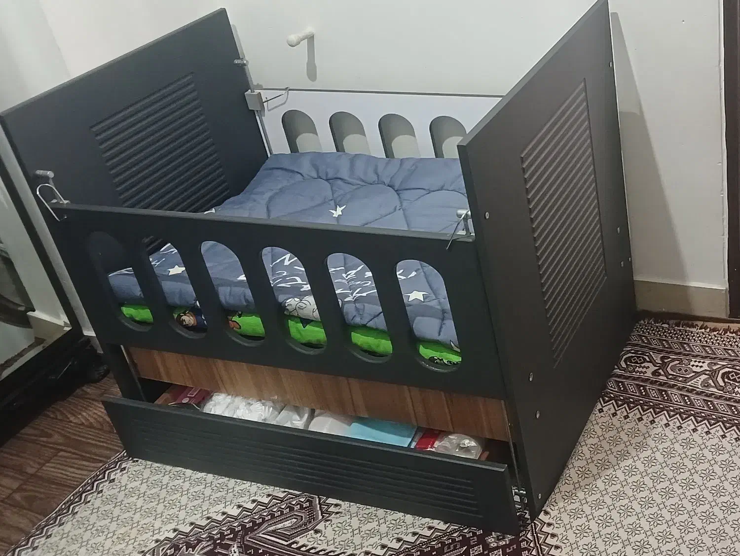 تخت کودک تا ۳سال|تخت و صندلی بچه|باغستان, |دیوار