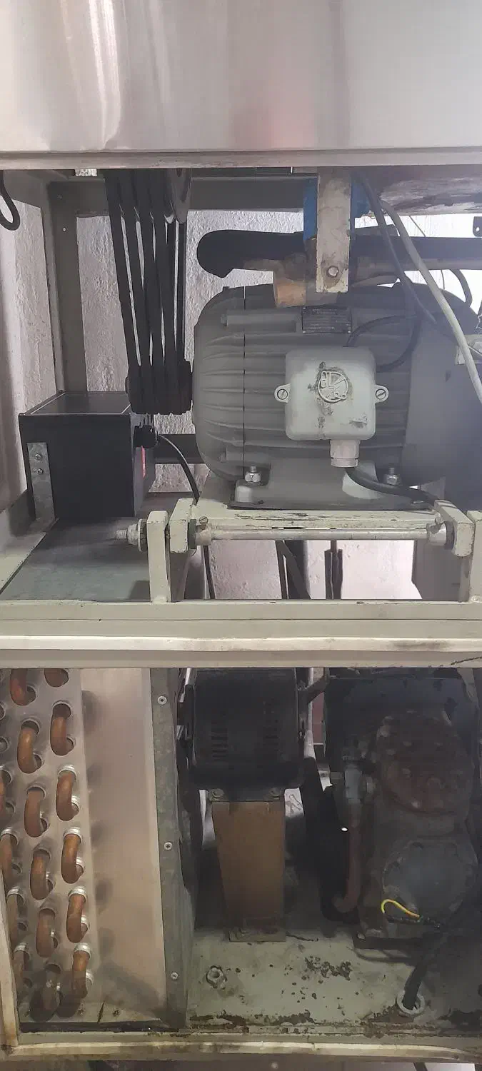 دستگاه بستنی قیفی دور رنگ در حال کار|کافی‌شاپ و رستوران|مزرعه کتول, |دیوار