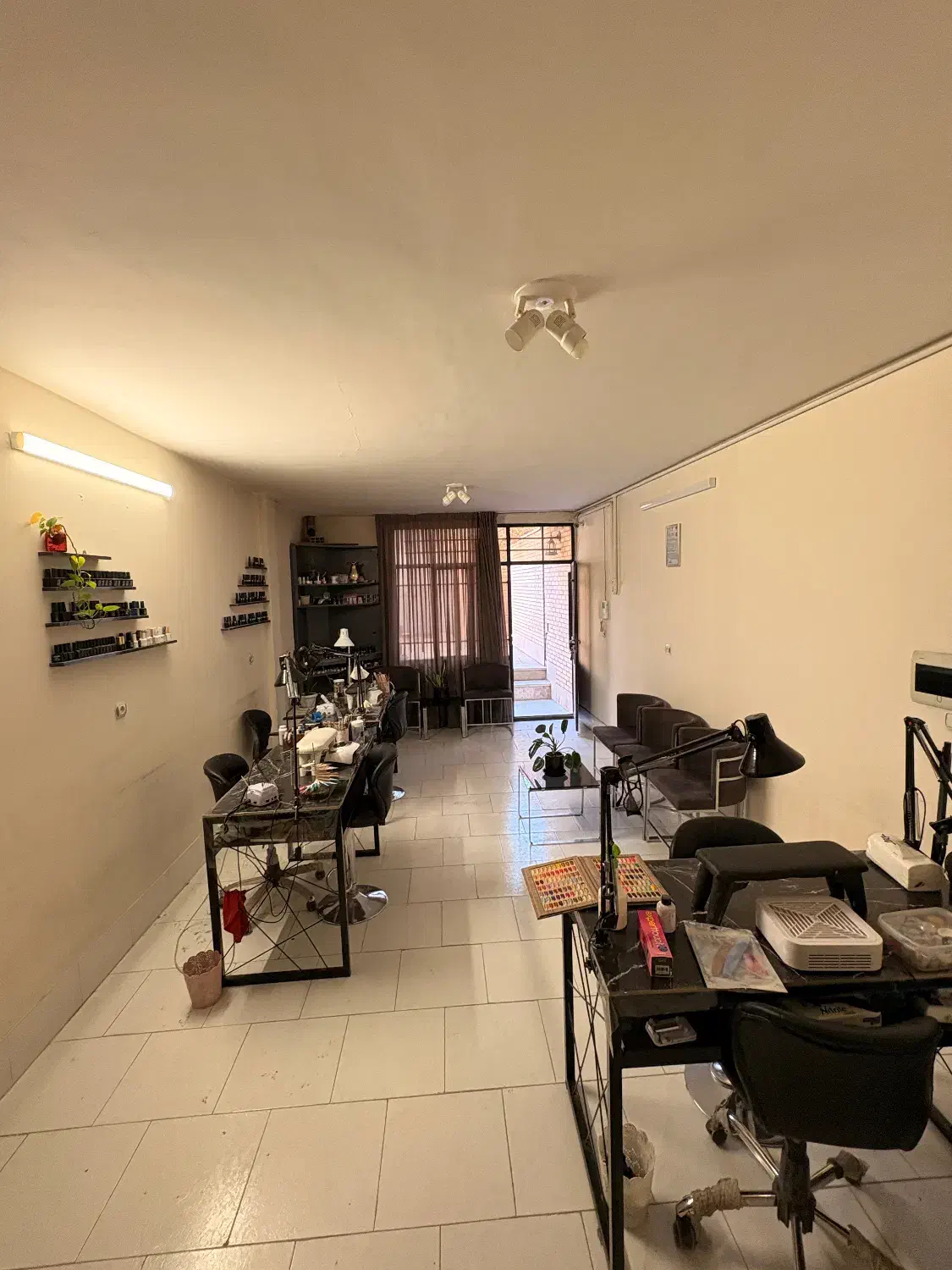 صندلی ناخن در آموزشگاه تخصصی|اجارهٔ دفتر کار، اتاق اداری، مطب|اصفهان, رحیم‌آباد|دیوار