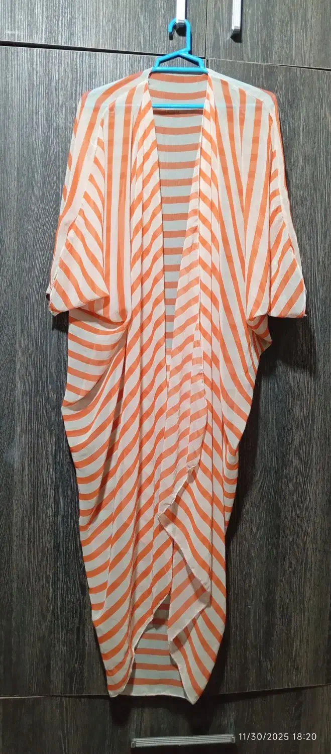 تعدادی لباس نو|لباس|پردیس, فاز ۴|دیوار