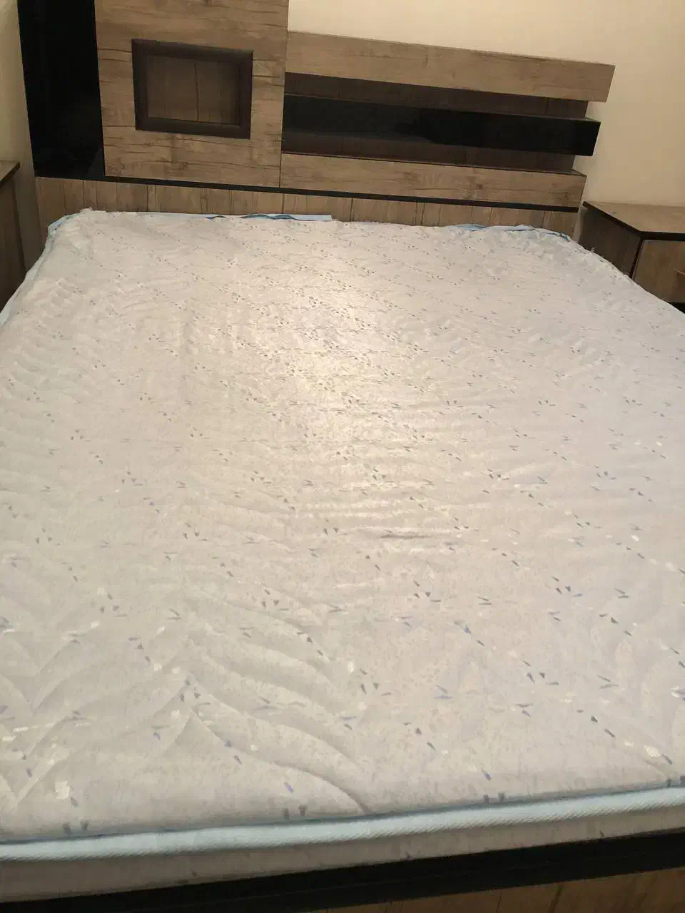 تخت دو نفره همراه با عسلی اینه ومیز|تخت و سرویس خواب|اردبیل, |دیوار