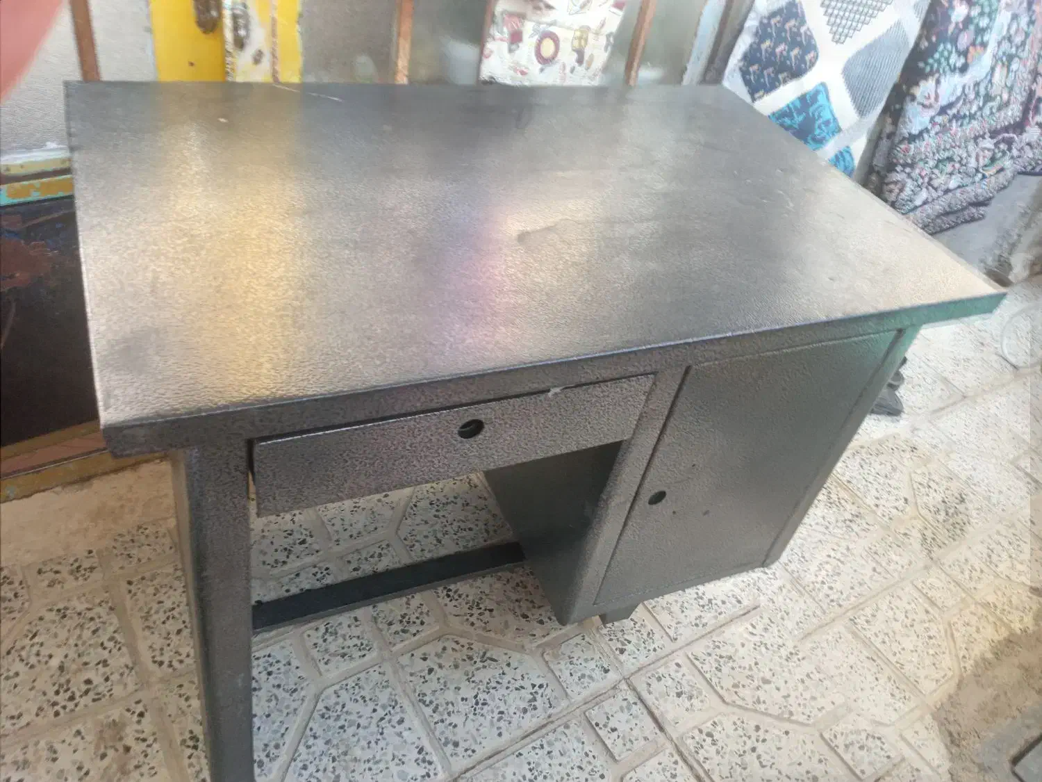 میز تحریر|میز تحریر و کامپیوتر|بابا حیدر, |دیوار