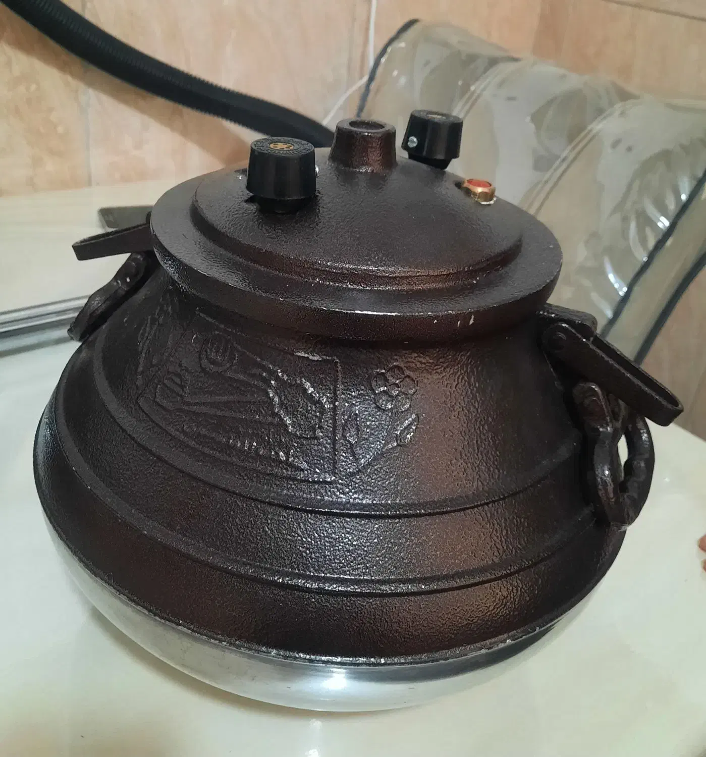 دو عدد زودپز|ظروف پخت‌وپز|قم, دروازه ری|دیوار